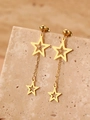 Detail van gouden roestvrijstalen sterrenoorbellen met kwastjes op een steen - Gouden Stijl (B283)