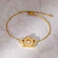Elegantes goldenes Armband mit mattiertem Kronenanhänger auf Marmorgrund - Goldener Stil (N6251)