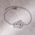 Silberne Armband mit Kronenanhänger und Glitzereffekt auf edlem Marmorhintergrund - Silberner Stil (N6252)