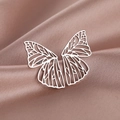 Minimalistischer Edelstahl-Schmetterlingsring auf elegantem Roségold-Seidenstoff - Silber N4234