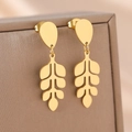 Pendientes largos de hojas doradas con textura mate y diseño de gota de agua elegante - Dorado (B3699)