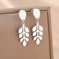 Elegantes pendientes plateados con forma de hoja y motivo de trigo calado en joyero - Plata (B3700)
