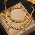 Set collana e bracciale a catena cubana dorata con ciondoli a croce su portagioie chic - Set Gioielli Croce Oro (B8495)