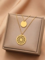 Dettaglio di collana dorata a due strati con ciondoli mandala traforati e disco lucido - Stile Oro (B4365)