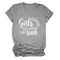 Detail eines grauen T-Shirts mit weißem Aufdruck Girls Just Wanna Have Sun für Damen - S / Dunkelgrau (Weiße Schrift)