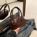 Mini sac bowling marron foncé brillant au design vintage avec doubles poignées robustes - Marron