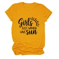 Detail eines gelben Baumwoll-T-Shirts mit schwarzem Girls Just Wanna Have Sun Aufdruck - S / Senfgelb (Schwarze Schrift)