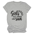 Détail d'un t-shirt gris clair à col rond avec imprimé noir Girls Just Wanna Have Sun - S / Gris Clair (Police Noire)