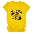 Détail de l'imprimé Girls Just Wanna Have Sun sur un t-shirt jaune à col rond - S / Jaune (Police Noire)