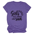 Gros plan du t-shirt violet à col rond avec imprimé graphique 'Girls JUST WANNA HAVE SUN' - S / Violet (Police Noire)