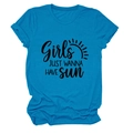 Détail du tissu t-shirt bleu paon avec impression noire Girls Just Wanna Have Sun - S / Bleu Lac (Police Noire)