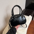 Sac bowling en cuir verni noir avec détails argentés et bandoulière ajustable - Noir