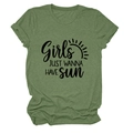 Détail de l'imprimé Girls Just Wanna Have Sun sur t-shirt coton vert olive à manches retroussées - S / Vert Olive (Police Noire)
