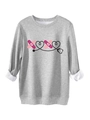 Detail eines grauen Fleece-Sweatshirts mit Ärmeltextur und medizinischem Herz-Print - S / Hellgrau