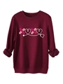Detail eines weinroten Fleece-Sweatshirts mit medizinischem XOXO-Herz-Pflaster und Stethoskop - S / Burgunderrot