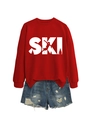 Makroaufnahme von rotem SKI-Sweatshirt mit weißer Schrift und Distressed-Denim-Shorts - S / Rot (Weißer Druck)