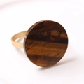 Vue détaillée d'une bague en œil de tigre à rayures brunes et large anneau doré - Marron (Motif Oeil de Tigre)