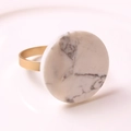 Gros plan d'un rond de serviette or mat orné d'un insert rond en marbre blanc - Blanc (Motif Marbré)