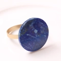 Détail d'une bague dorée ornée d'une grande pierre plate ronde en lapis-lazuli - Bleu (Motif Lapis-lazuli)