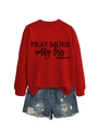 Détail du sweat rouge avec imprimé Pray More Worry Less et short en jean vieilli - S / Rouge (Police Noire)