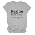 Dettaglio della maglietta grigia Realtor con girocollo e stampa della definizione nera - Grigio Chiaro (Font Nero)