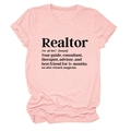 Dettaglio di una t-shirt rosa chiaro a girocollo con stampa della definizione realtor in nero - Rosa (Testo Nero)