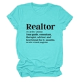 Dettaglio della t-shirt verde acqua con girocollo, stampa Realtor e doppie cuciture - Blu Acqua Profonda (Font Nero)