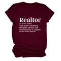 Dettaglio della stampa Realtor su t-shirt bordeaux girocollo con maniche arrotolate - Rosso Vino (Carattere Bianco)