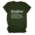 Dettaglio della manica con risvolto e scritta Realtor su t-shirt verde oliva scuro - Verde Militare (Carattere Bianco)