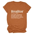Dettaglio della stampa bianca Realtor su una t-shirt a maniche corte in misto cotone ruggine - Arancio Bruciato (Caratteri Bianchi)