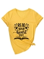 Détail d'un t-shirt jaune col V avec ourlet noué et imprimé READ YOUR heart OUT élégant - S / Jaune (Police Noire)