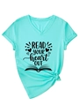 Détail du t-shirt vert menthe à col en V avec graphique 'READ YOUR heart OUT' et nœud d'ourlet - S / Bleu Eau Profonde (Police Noire)