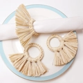 Handgeweven raffia servetringen met franjes in naturel beige op wit keramiek bord - Natuurlijke Kleur