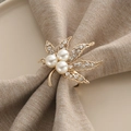 Rond de serviette feuille d'érable dorée avec strass et trois perles sur lin beige - Rond de serviette en perle de feuille d'érable dorée