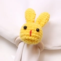 Rond de serviette lapin jaune fait main au crochet avec anneau en bois pour la table - Lapin Jaune