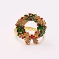 Détail d'un rond de serviette couronne de Noël dorée avec feuilles vertes et strass - Couronne de Noël / Émail rouge et vert avec strass