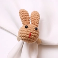 Rond de serviette lapin au crochet fait main avec anneau en bois pour décor de table - Lapin Marron