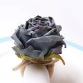 Rond de serviette rose fait main avec pétales bleus et corde de jute sur une assiette - Bleu Grisâtre (Style 2)