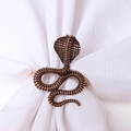 Gros plan du rond de serviette en forme de cobra avec détails d'écailles et fini bronze - Forme de Cobra (Image 1) / Bronze