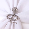 Rond de serviette cobra en métal argenté avec écailles texturées sur tissu blanc - Forme de Cobra (Image 2) / Argent Brillant