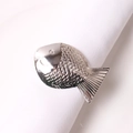 Détail du rond de serviette poisson argenté montrant la texture des écailles fines - Argenté