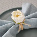 Servilletero de rosa blanca con lazo de rafia sobre servilleta de lino azul claro - Rosa Blanca Artificial