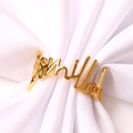 Elegante servilletero de metal dorado con diseño Bismillah sobre seda blanca - Dorado