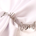 Anillos de plata personalizados con nombres Hillary y David sobre tela blanca y superficie lisa - Plateado