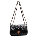 Bolso de hombro de cuero negro brillante con patrón acolchado y cadena dorada fina - Negro