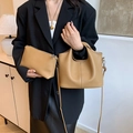 Set borsa a secchiello in ecopelle cammello con tracolla indossata da modella - Cachi