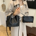 Secchiello classico nero con trama litchi e tracolla rimovibile mostrato con outfit - Nero