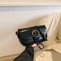 Sac bandoulière en cuir noir mat avec boucle dorée vintage au design minimaliste - Avec Pendentif / Noir