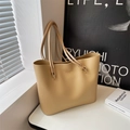 Minimalistische beige Tragetasche aus weichem PU-Leder mit schlanken Schultergurten - Khaki