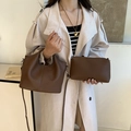 Set borsa tote e pochette in pelle martellata marrone scuro stile vintage chic - Marrone